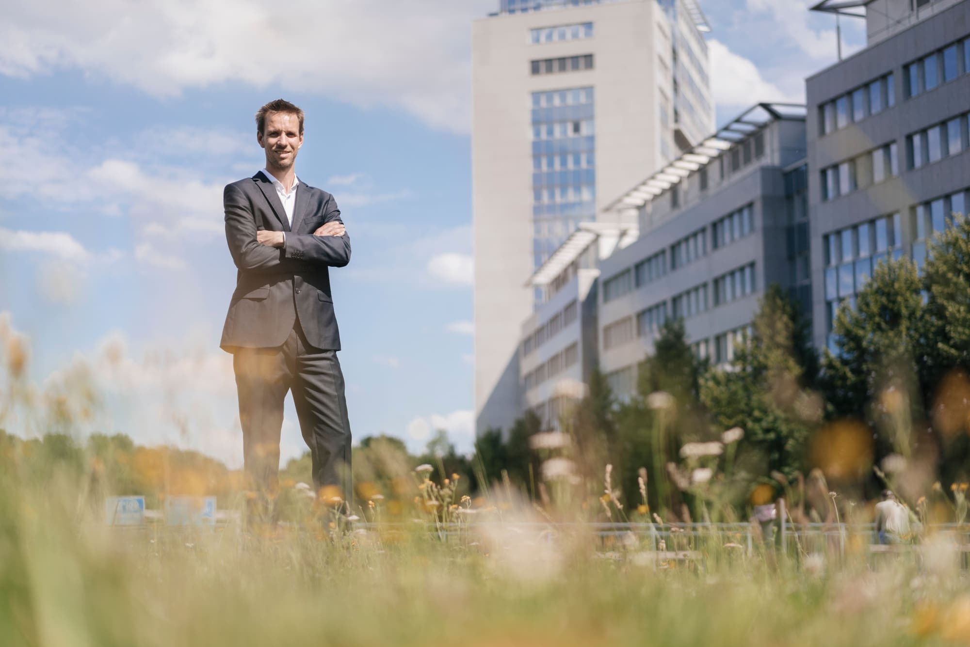 Inhaber eines mittelständischen Unternehmens vor dem Firmengebäude