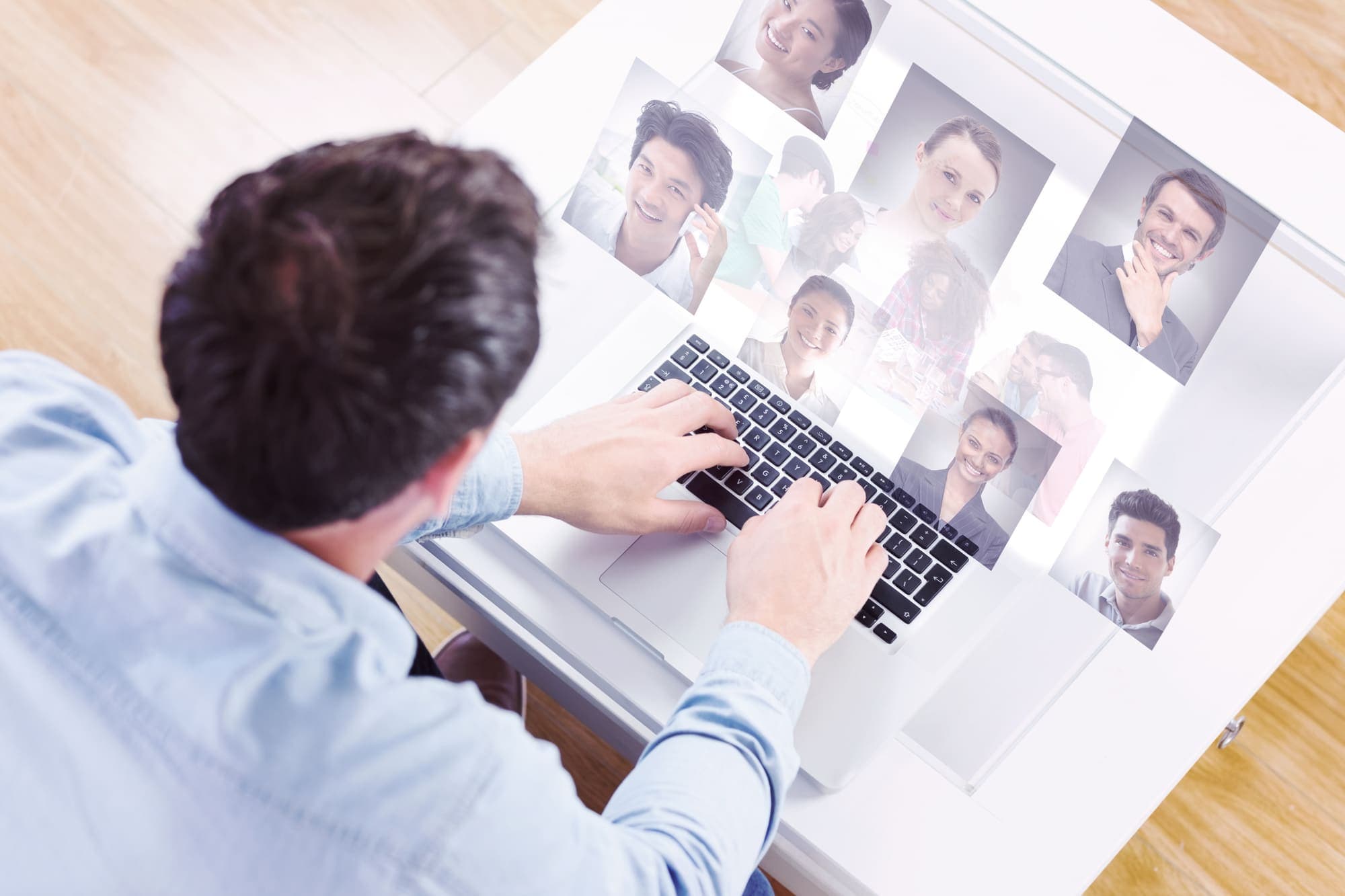 Recruiter sichtet Kandidatenprofile am Laptop