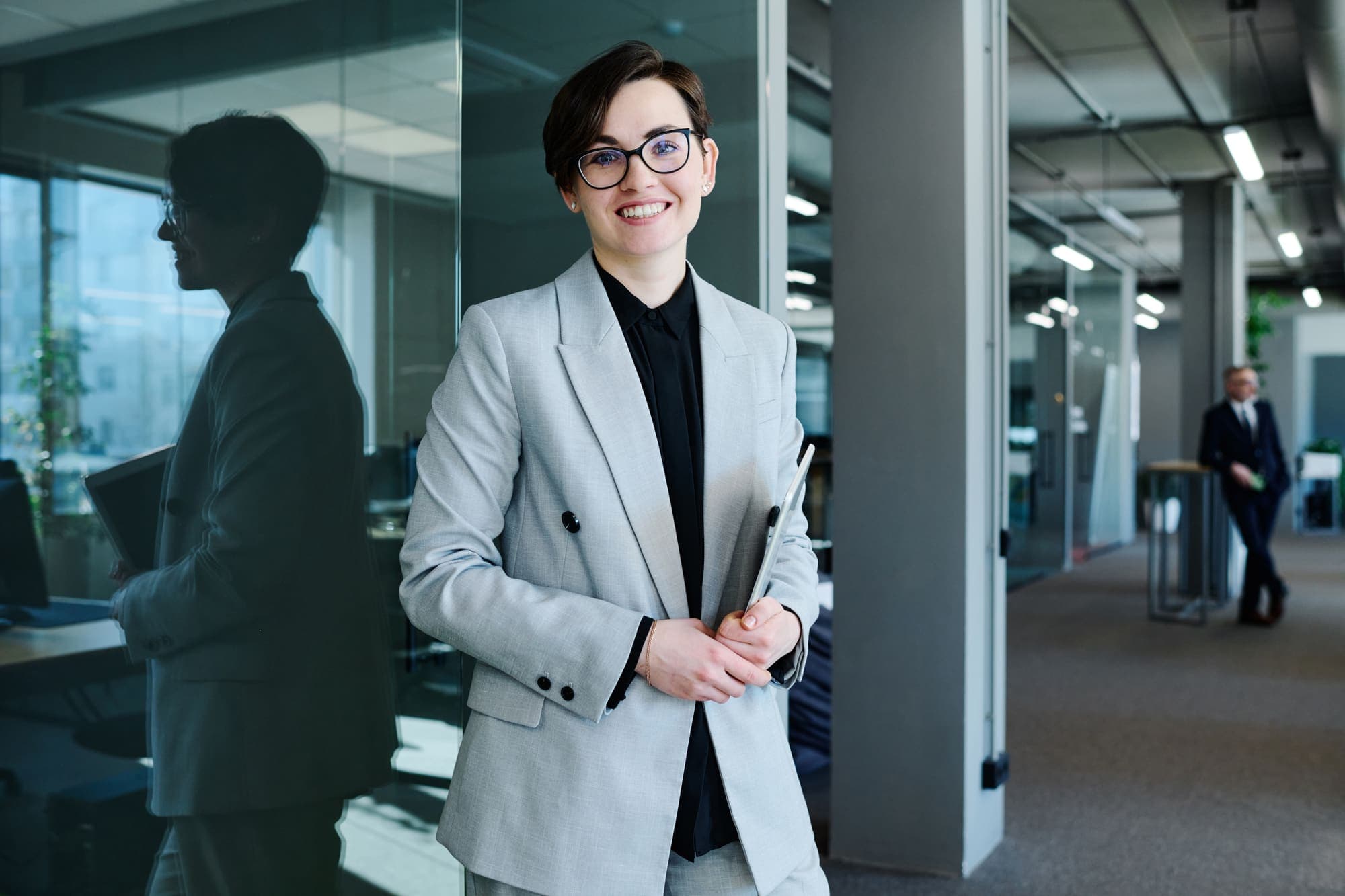 Vertriebsleiterin im modernen Büro